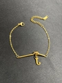 Detail der goldenen Gliederkette mit minimalistischem t-Anhänger und Karabinerverschluss - Buchstabe J