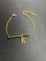 Detail der goldenen Titanstahl-Armkette mit K-Anhänger und verstellbarem Karabinerverschluss - Buchstabe K