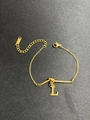 Detailansicht des goldenen Edelstahlarmbands mit einem großen L-Anhänger in Goldoptik - Buchstabe L