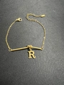 Detailansicht Gold-Edelstahlarmband mit R-Buchstabenanhänger und verstellbarer Gliederkette - Buchstabe R