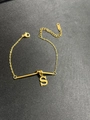 Detailansicht der vergoldeten Edelstahlkette mit S-Buchstaben-Anhänger und Karabinerverschluss - Buchstabe S