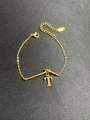 Detailansicht der goldenen Titan-Gliederkette mit T-Anhänger und praktischem Karabiner - Buchstabe T