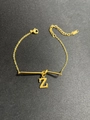 Detailaufnahme des vergoldeten Z-Anhängers an einer Edelstahlkette mit Verlängerung - Buchstabe Z