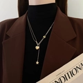 Dettaglio della collana a doppio strato dorata con pendenti a stella e cuore - Collana Nappina Cuore Stella Oro