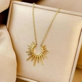 Élégant collier doré avec pendentif soleil présenté dans un écrin à bijoux champagne - Collier Soleil / Or