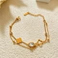 Detalle de la pulsera de doble capa de acero inoxidable dorado con trébol de nácar - Dorado Zirconia Blanca Trébol Calado Pulsera Doble Capa