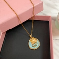 Dettaglio della collana floreale con ciondolo a rosa dorata su portagioie rosa - Oro - Collana Tulipano Tondo Stile Pittura a Olio