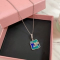 Vista dettagliata della collana in smalto con fiore ape e perla in scatola rosa - Argento - Collana Loto Quadrato Stile Pittura a Olio