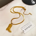 Dettaglio della collana a catena serpente dorata con ciondolo stivale western vintage - Collana a Serpente Piatta Stivale Rosa / Oro