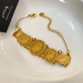 Detailaufnahme von fünf Napoleon III Münzanhängern an einem goldenen Titanstahl-Armband - Gold Friedensporträt Unterschiedliche Größe Fünf Rundmünzen Stil (YMX1688-6)