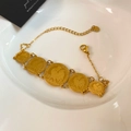Makro-Detail des goldenen Münzarmbands mit Hahn-Gravur auf einem Keramikelement - Gold Hahn Unterschiedliche Größe Fünf Rundmünzen Stil (YMX1688-5)