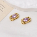 Makro-Detail von 18K vergoldeter Vintage-Hohlperle mit lila Edelstein und Kristallen - Gold + Lila Strass (03#)