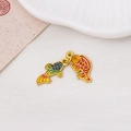 Detailansicht der bunten Emaille-Koi-Fisch-Anhänger auf weißem strukturiertem Stoff - Glücklicher Koi-Stil (01#Koi--9*17mm)