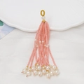 Detalle de borla de cuentas rosas hecha a mano con perla blanca para joyería DIY - Rosa oscuro