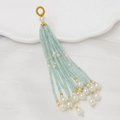 Detalle de borlas de cuentas azul claro con perlas blancas y acentos dorados finos - Azul Claro
