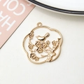 Detalle de un colgante de corona de flores doradas con pájaro para hacer bisutería - Estilo Urraca Flor de Ciruelo (01) / Dorado