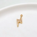 Makroaufnahme der vergoldeten Blitz-Anhänger mit Mikropavé-Kristallen für DIY-Schmuck - Blitzschlag-Stil (11#)