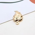 Detalle del colgante de hoja de ginkgo dorada con venas grabadas y pequeño aro de enganche - Estilo 05