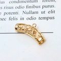 Makroaufnahme eines goldenen hohlen floralen Bogenanhängers für DIY-Schmuck - Blumenmuster Gebogenes Rohr (01#)