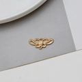 Détail d'un pendentif papillon doré vintage ajouré avec relief et boucles de connexion - Style Ajouré en Forme de Papillon (06#)
