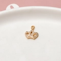 Detail eines Kronenanhängers in Goldbeschichtung mit Zirkonia für DIY Schmuckdesign - Hohle Filigrane Krone (06#)