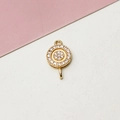Detailopname van vergulde geometrische connector met zirkonen voor sieraden maken - Pave Ronde Hanger (02#)
