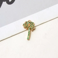 Detalle de colgante de cocotero bañado en oro con circonitas verdes para bisutería DIY - Estilo Cocotero Verde