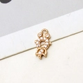Detalle de dije de pez bañado en oro con circonitas para creación de joyas DIY - Estilo Pez Dorado Blanco