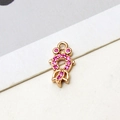 Vista detallada de un colgante de oro rosa con circonitas rosas engastadas para joyería DIY - Estilo Pez Dorado Rojo Rosa