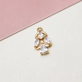 Macro-opname van goudkleurige koperen druppel hanger met zirconia voor DIY sieraden maken - Micro Pave Waterdruppel Hanger (06#)