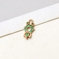 Detalle macro de colgante de pez dorado con circonitas verdes para creación de joyas DIY - Estilo Pez Dorado Verde
