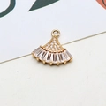 Detail van waaiervormige goud-vergulde koperen hanger met micro-pave zirkonia stenen - Nr.06