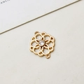 Detailansicht eines vergoldeten Blumenanhängers mit Zirkon und zwei Verbindungsringen - Stil 07# Kleiner hohler Kranz (Zwei Haken)