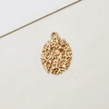 Nahaufnahme von vergoldetem hohlem Rebenanhänger mit mikro-eingelegten Zirkonsteinen - Stil 05# Kleines Oval