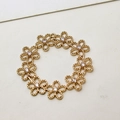 Makroaufnahme eines vergoldeten Blumenanhängers mit Zirkonia-Inlay für DIY-Schmuck - Stil 09# Großer Kranz