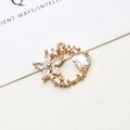 Close-up of a gold-plated flower wreath pendant with micro-set zircon and a heart stone - 10 Pieces / No.03