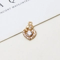 Makroaufnahme von herzförmigem Goldanhänger mit zentralem Zirkon und Pavé-Besatz - 07#