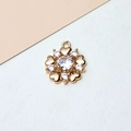 Detalle de un colgante de flor dorada con pétalos de corazón y piedras de circonita - Nivel de Venta al por Mayor / Estilo Floral (02#)