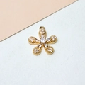 Detalle macro del colgante de flor de cinco pétalos bañado en oro con microcirconitas blancas - Nivel de Venta al por Mayor / Estilo de Cinco Pétalos (04#)