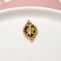 Detalle macro de colgante de cristal marquise con borde de encaje dorado para joyería DIY - Verde oliva