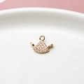 Macro-opname van een waaiervormige vergulde hanger met zirkonia voor sieraden maken - Drievoudige Lus Waaier