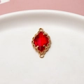 Vista macro detallada del colgante de cristal marquise rojo con filigrana dorada para joyas DIY - Rojo