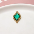 Detalle de colgante de cristal verde esmeralda con borde floral dorado para joyería DIY - Verde Pavo Real