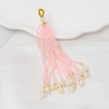 Colgante de borla con cuentas rosa y blancas, perlas falsas y lazo dorado - Rosa Claro
