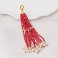 Colgante de borla de cuentas rojas con perlas blancas de imitación y aro dorado - Rojo