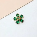 Vue macro d'un pendentif fleur plaqué or avec zircons vert émeraude taille poire - Forme de fleur à cinq pétales / 01# Vert
