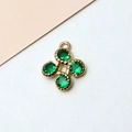 Détail macro du pendentif fleur à quatre feuilles doré 18 carats avec zircon vert - 02# Vert