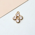 Détail macro d'un pendentif fleur plaqué or avec zircons pour la création de bijoux - 02#Blanc
