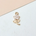 Makroaufnahme von Goldblumen-Anhänger mit weißen Zirkonia und Ösen für DIY-Schmuck - Blumenstil (01#) / Weiß