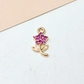 Detail eines Blumenanhängers mit rosa Zirkonia-Mikropflaster und Goldbeschichtung - Blumenstil (01#) / Fuchsia
